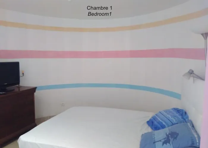 T2: 45m2 :4 Places :independant Dans Hyères