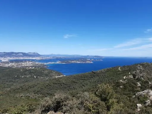 T2: 45m2 :4 Places :independant Dans * Hyères